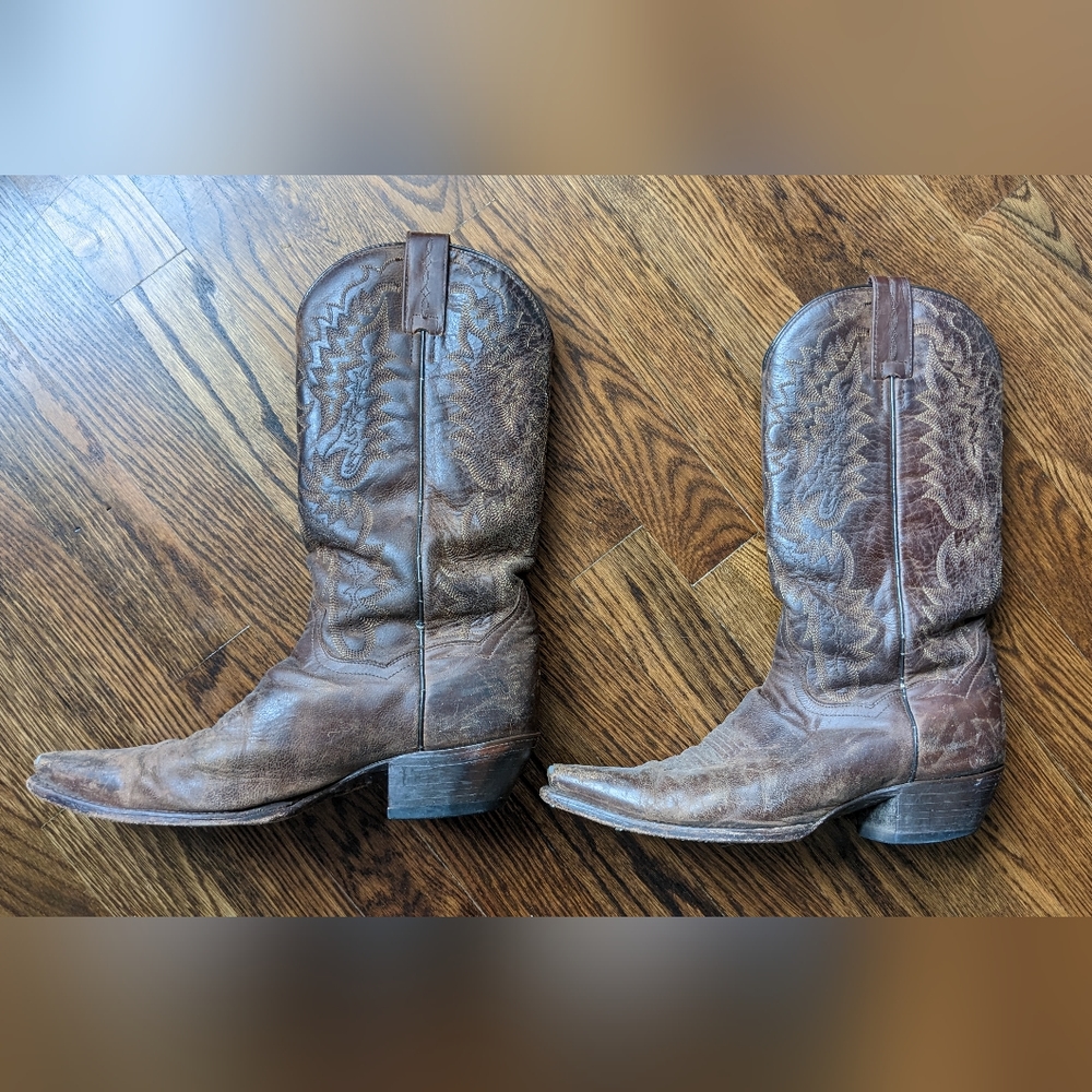 Women's cowboy boots (8.5)